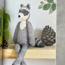 Načítať obrázok v galérii, Knitted Animal Toys | Kniha