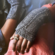 Načítať obrázok v galérii, Knitting outside the box | Kniha