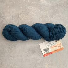 Načítať obrázok v galérii, Rosy Green Cheeky Merino Joy | Garden Pond